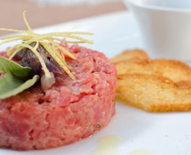 Hamburger di Marchigiana con capperi e grana