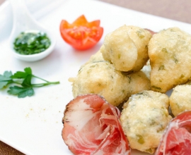 Zeppoline di alghe con fiori di speck e salsa al prezzemolo